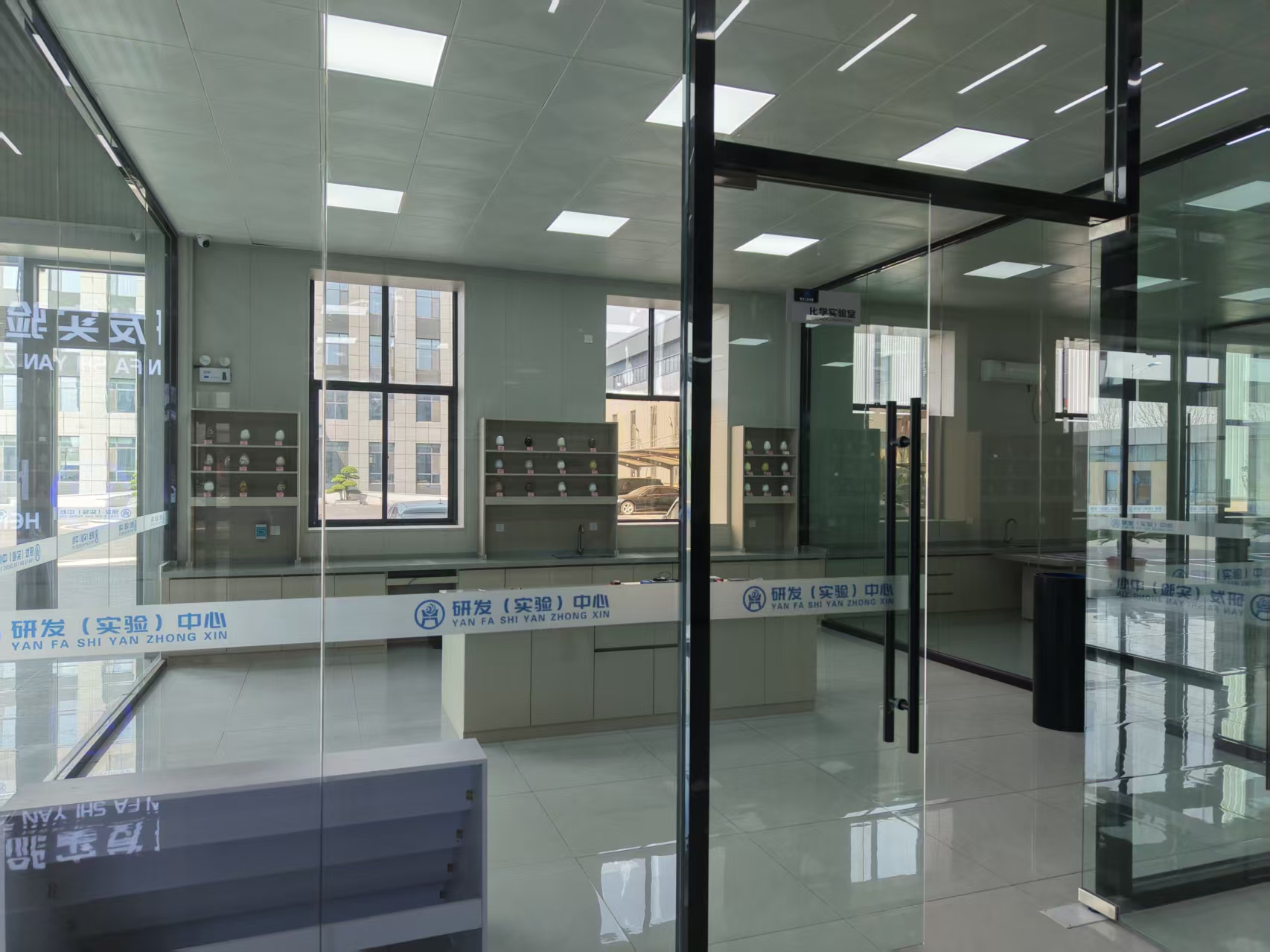 公司新近落成的研发实验展示中心